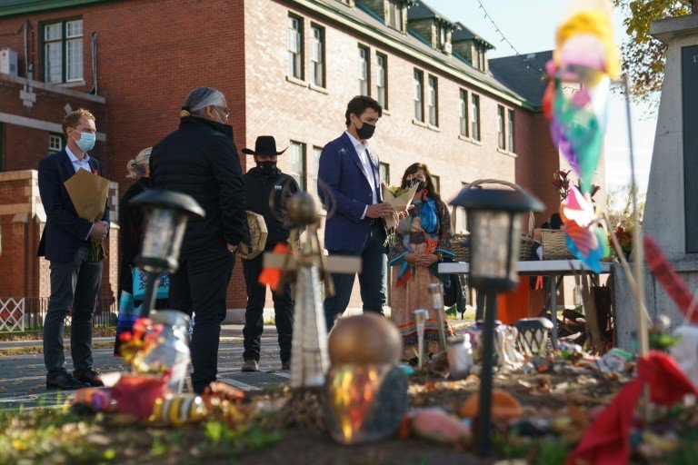 Premier canadense visita túmulos de alunos de antigo internato indígena Premier canadense visita túmulos de alunos de antigo internato indígena