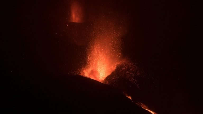 Cinzas de vulcão provocam novo fechamento do aeroporto de La Palma Cinzas de vulcão provocam novo fechamento do aeroporto de La Palma
