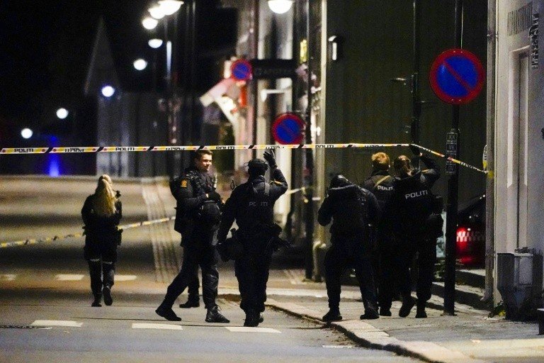 Armado com arco e flecha, homem mata várias pessoas na Noruega e é detido Armado com arco e flecha, homem mata várias pessoas na Noruega e é detido