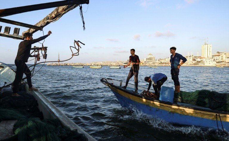 Pescadores de Gaza lutam para trabalhar sob o bloqueio de Israel Pescadores de Gaza lutam para trabalhar sob o bloqueio de Israel
