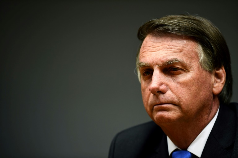 Bolsonaro muda critério de pobreza para incluir mais famílias em Auxílio Brasil