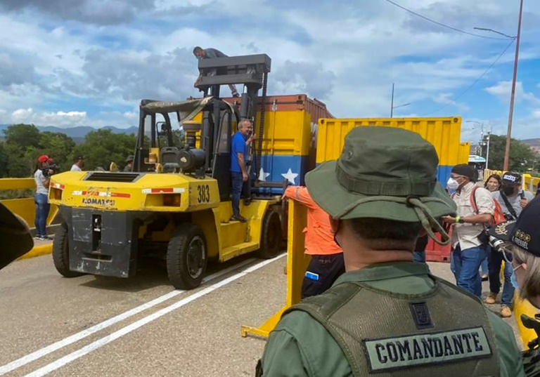 Venezuela reabre fronteira com Colômbia após dois anos