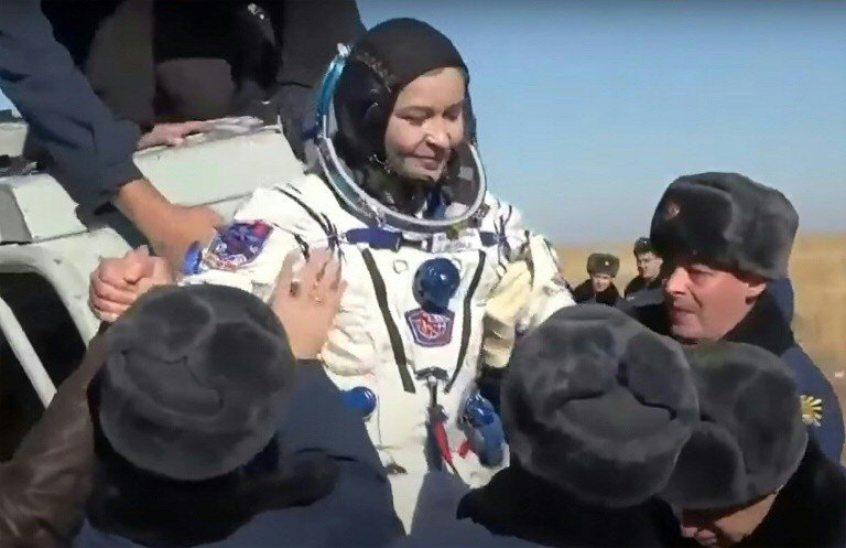 Cineastas russos que gravaram o primeiro filme no espaço voltam à Terra Cineastas russos que gravaram o primeiro filme no espaço voltam à Terra