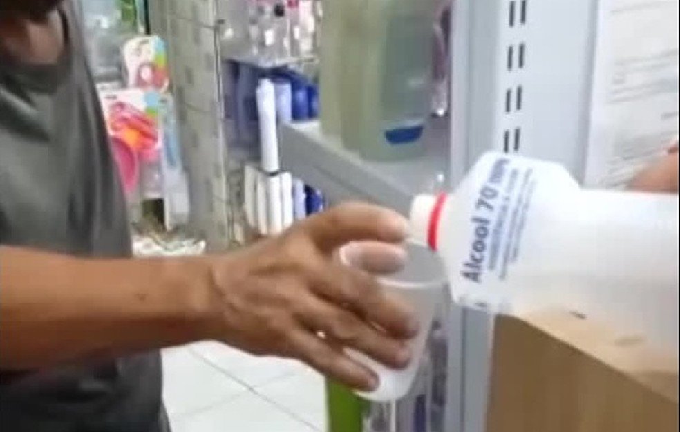 Funcionários de farmácia em PE induzem alcoólatra a beber álcool 70% Funcionários de farmácia em PE induzem alcoólatra a beber álcool 70%
