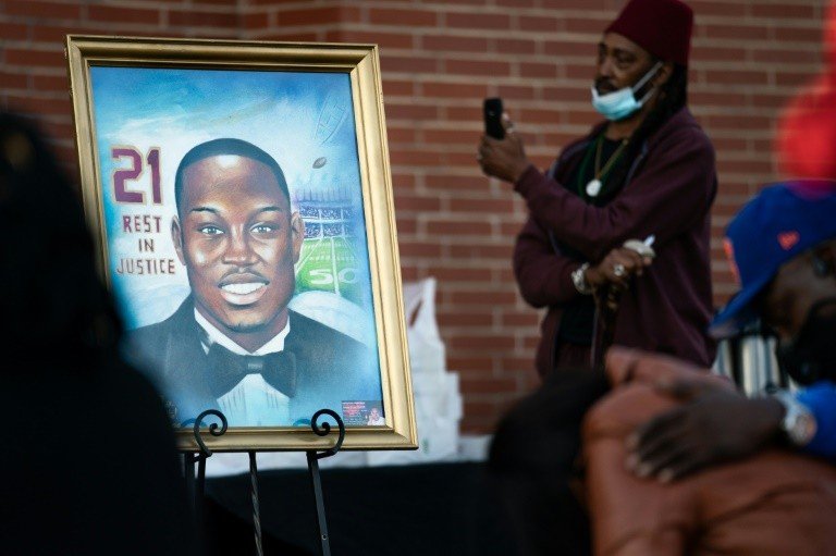Três americanos brancos vão a julgamento pela morte de corredor negro Três americanos brancos vão a julgamento pela morte de corredor negro