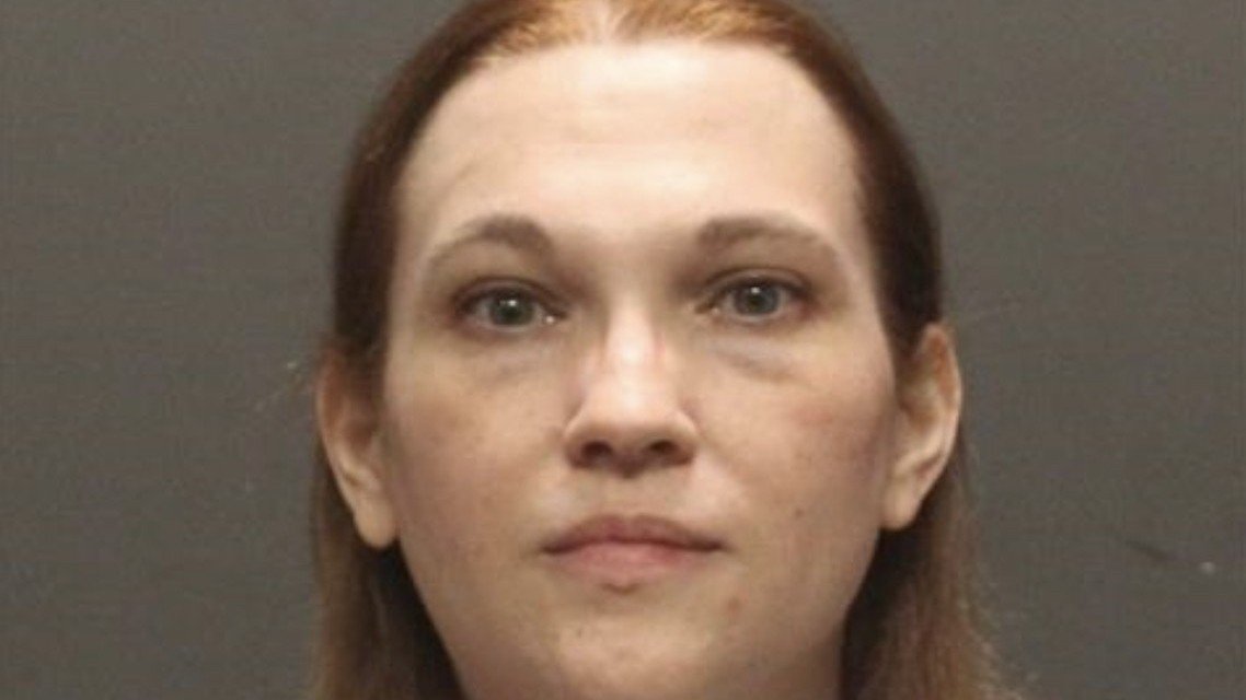 Mãe de jovens que foram decapitados é presa nos EUA Mãe de jovens que foram decapitados é presa nos EUA