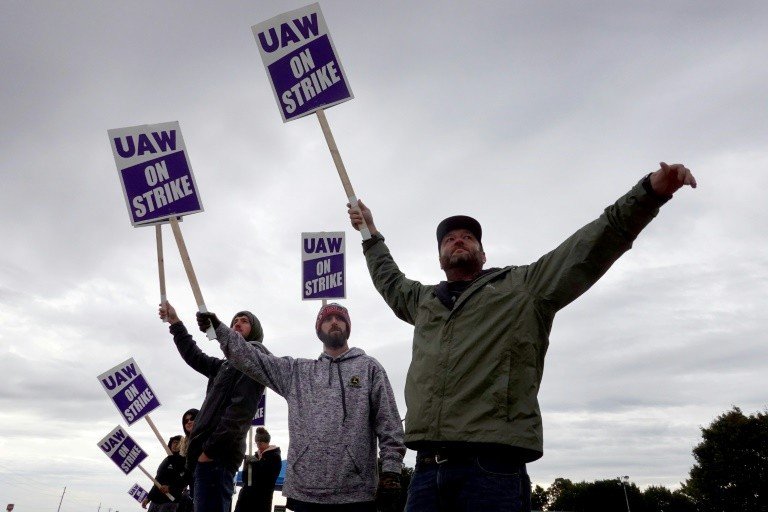 Trabalhadores frustrados e exaustos da pandemia declaram greve nos EUA Trabalhadores frustrados e exaustos da pandemia declaram greve nos EUA