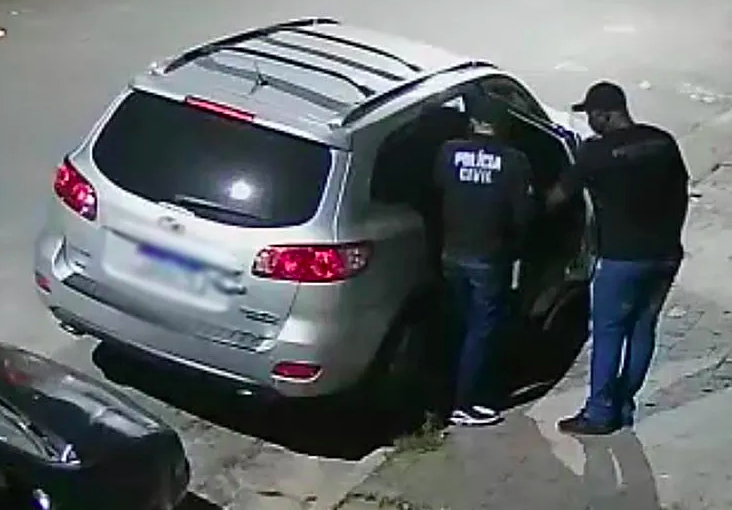 Homem é preso acusado de fingir ser policial junto a uma quadrilha em SP Homem é preso acusado de fingir ser policial junto a uma quadrilha em SP