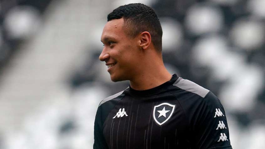 Botafogo renova contrato com zagueiro Ewerton até 2023