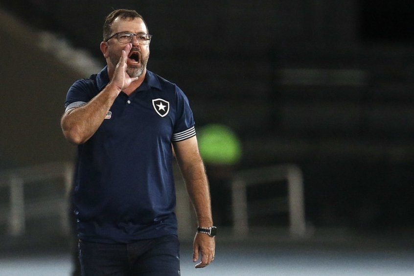Enderson Moreira reafirma desejo de permanecer no Botafogo: ‘Me sinto muito bem aqui’ Enderson Moreira reafirma desejo de permanecer no Botafogo: ‘Me sinto muito bem aqui’