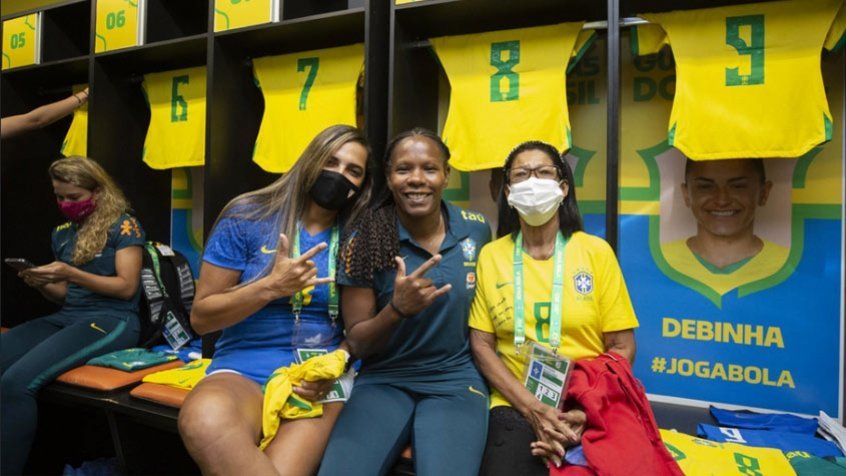 Formiga recebe reverência de Marta e colegas de Seleção e se emociona com presença da mãe no estádio Formiga recebe reverência de Marta e colegas de Seleção e se emociona com presença da mãe no estádio