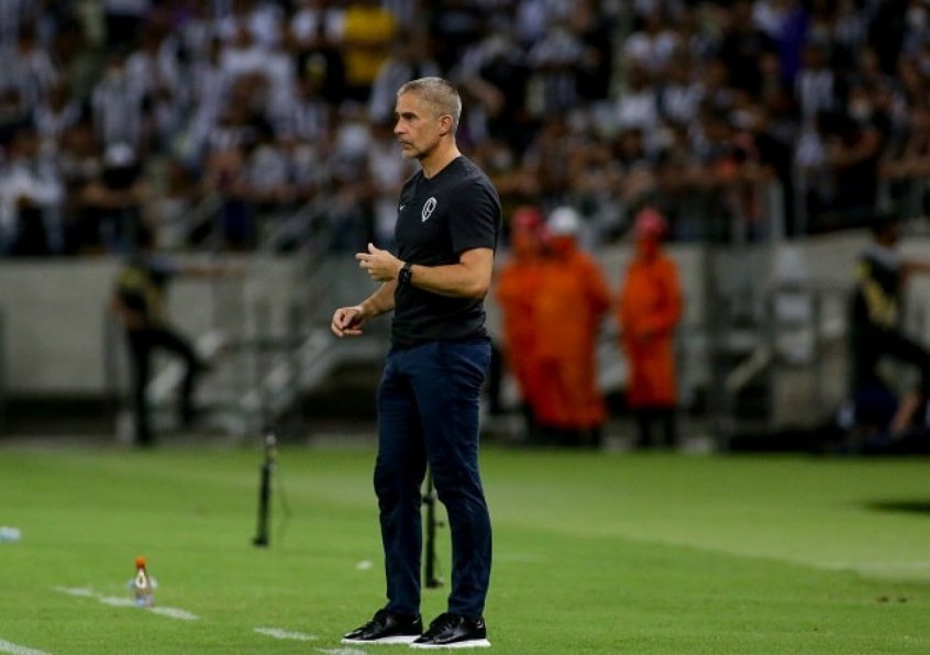 Sylvinho minimiza falha de Cássio no Corinthians e vê derrota do grupo: ‘Todos nós acertamos e erramos’ Sylvinho minimiza falha de Cássio no Corinthians e vê derrota do grupo: ‘Todos nós acertamos e erramos’