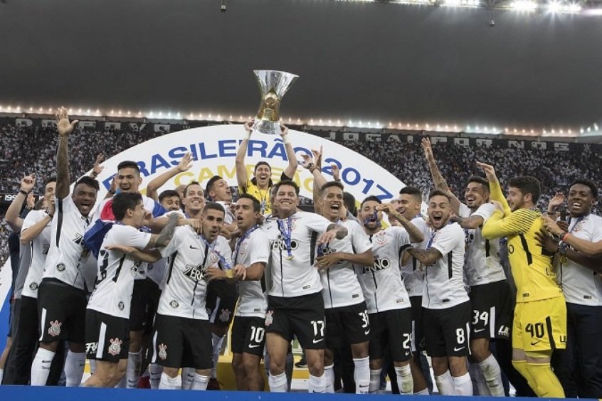 Na luta para ir à Libertadores com o Corinthians, Cássio, Fagner, Gabriel e Jô erguiam troféu do hepta há 4 anos