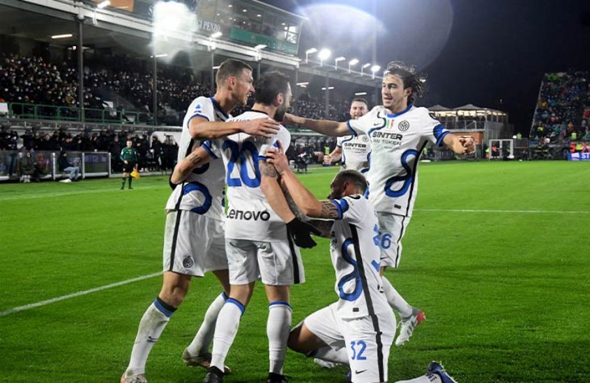 Inter de Milão vence Venezia e cola nos líderes do Campeonato Italiano Inter de Milão vence Venezia e cola nos líderes do Campeonato Italiano