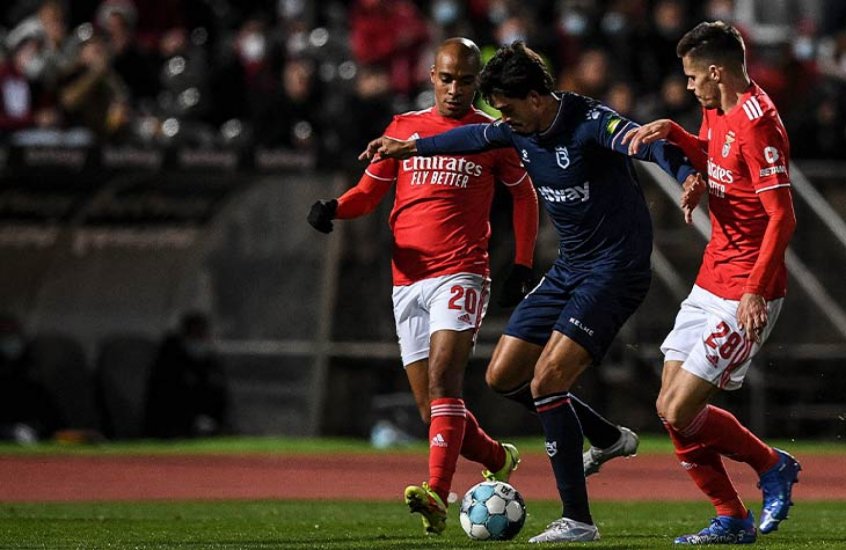 Com surto de Covid-19, Belenenses vai a campo com dois goleiros e toma goleada de 7 a 0 do Benfica