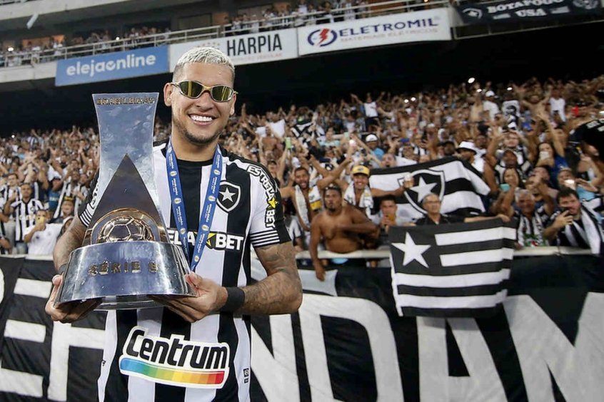 Torcida do Botafogo canta ‘Fica, Navarro!’ após título da Série B; atacante acompanha e faz festa Torcida do Botafogo canta ‘Fica, Navarro!’ após título da Série B; atacante acompanha e faz festa