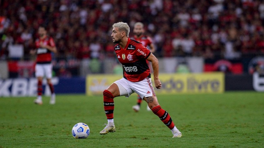 Arrascaeta faz campanha para achar torcedor do Flamengo que invadiu campo e o abraçou: ‘Merece o manto’ Arrascaeta faz campanha para achar torcedor do Flamengo que invadiu campo e o abraçou: ‘Merece o manto’