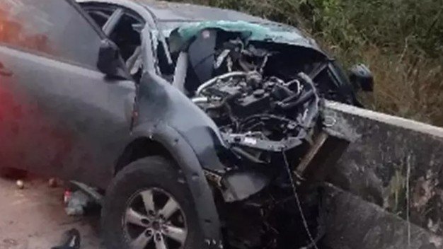 MG: Motorista morre após carro capotar e bater em mureta na Serra do Cipó MG: Motorista morre após carro capotar e bater em mureta na Serra do Cipó