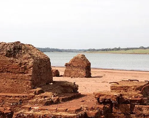 Naufrágios e cidades submersas são revelados pela crise hídrica em SP e MG Naufrágios e cidades submersas são revelados pela crise hídrica em SP e MG