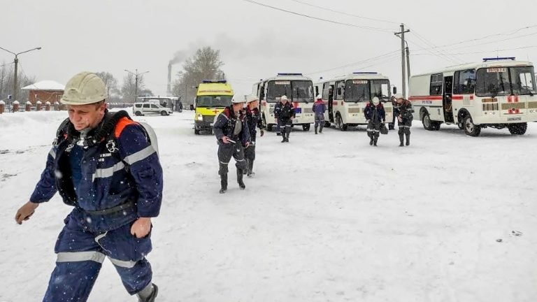 Acidente em mina de carvão na Sibéria deixa 6 mortos e 49 desaparecidos Acidente em mina de carvão na Sibéria deixa 6 mortos e 49 desaparecidos