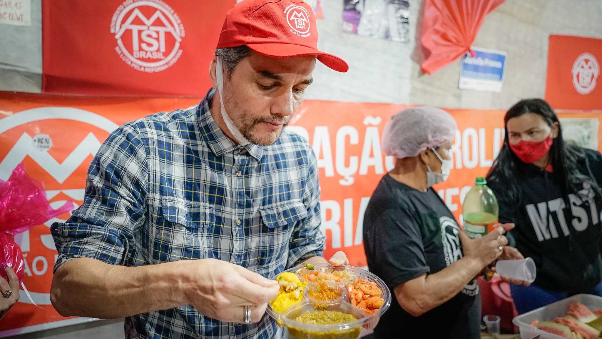 Wagner Moura gera polêmica após publicação de foto comendo camarão em  evento do MTST - ISTOÉ Independente