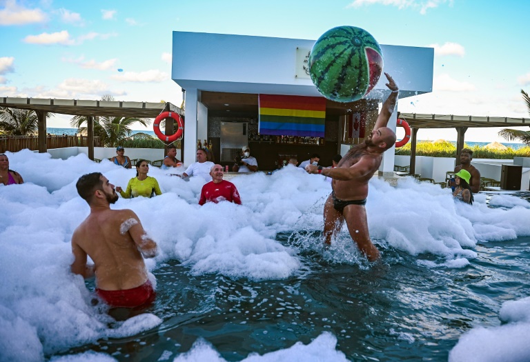 Primeiro hotel LGBT de Cuba reabre em praia paradisíaca