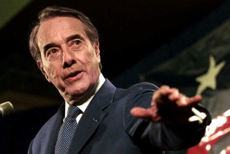 Bob Dole, figura icônica da política dos EUA, morre aos 98 Bob Dole, figura icônica da política dos EUA, morre aos 98