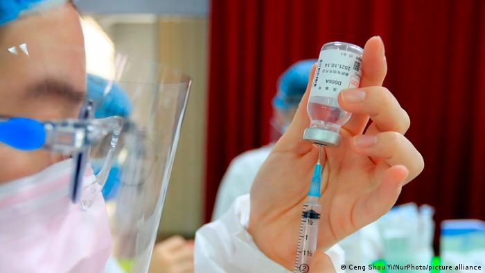 Cientistas descobrem como vacina da AstraZeneca gera coágulos