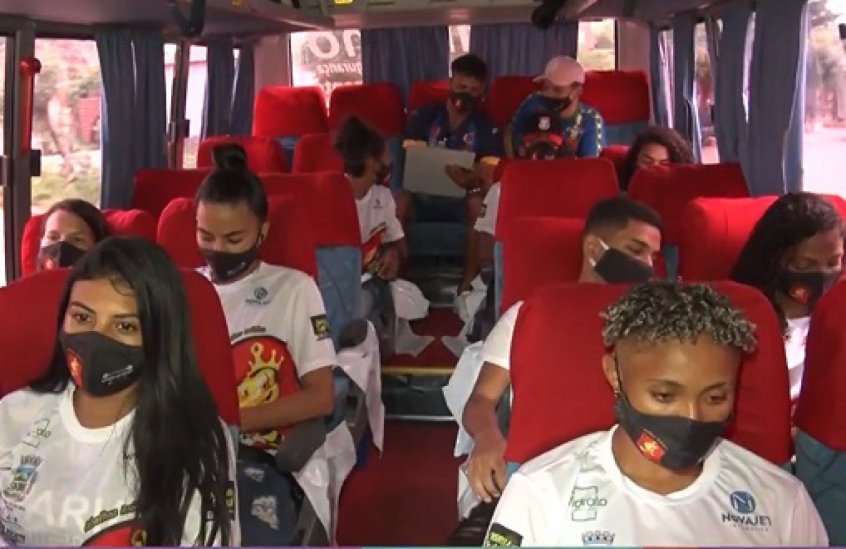 Ladrões rendem ônibus de equipe de futebol feminino e treinador diz que atleta sofreu abuso sexual Ladrões rendem ônibus de equipe de futebol feminino e treinador diz que atleta sofreu abuso sexual