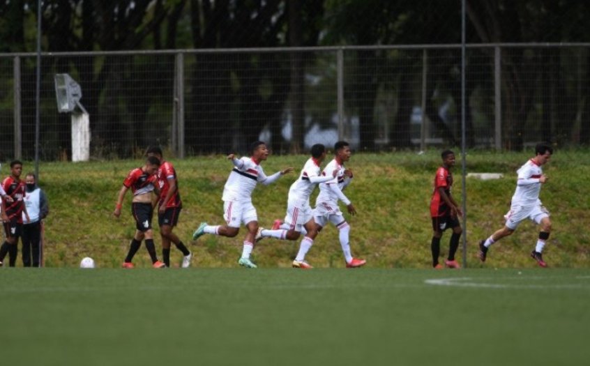 Time sub-16 do São Paulo supera o Athletico-PR no CT do rival e vai à final do torneio Caju’s Summer Cup