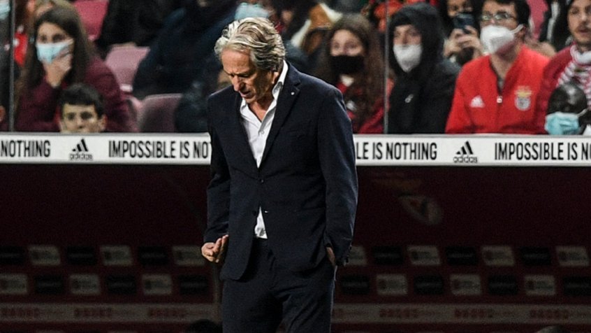 Após derrota no clássico para o Sporting, torcedores do Benfica vaiam e pedem demissão de Jesus