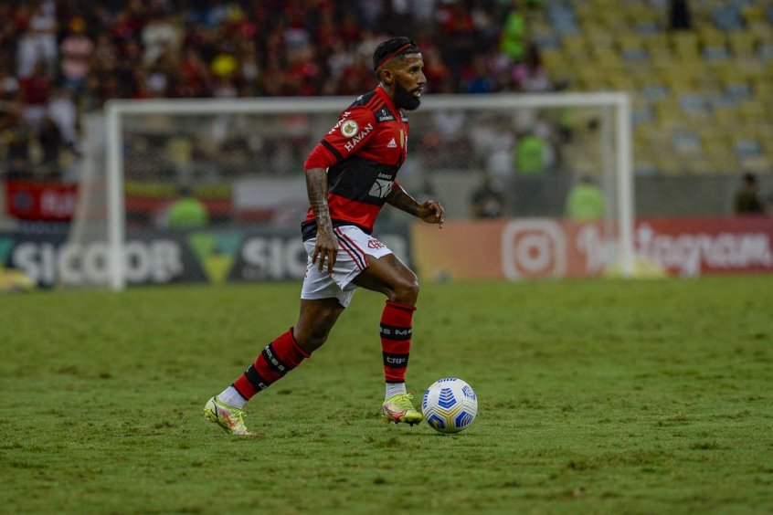 São Paulo faz contato com o Flamengo por Rodinei; clube aguarda futuro de Ceni para retomar conversa
