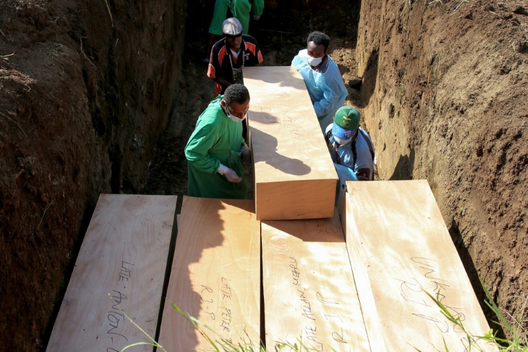 Papua enterra vítimas da covid-19 em fossas comuns para aliviar necrotérios lotados