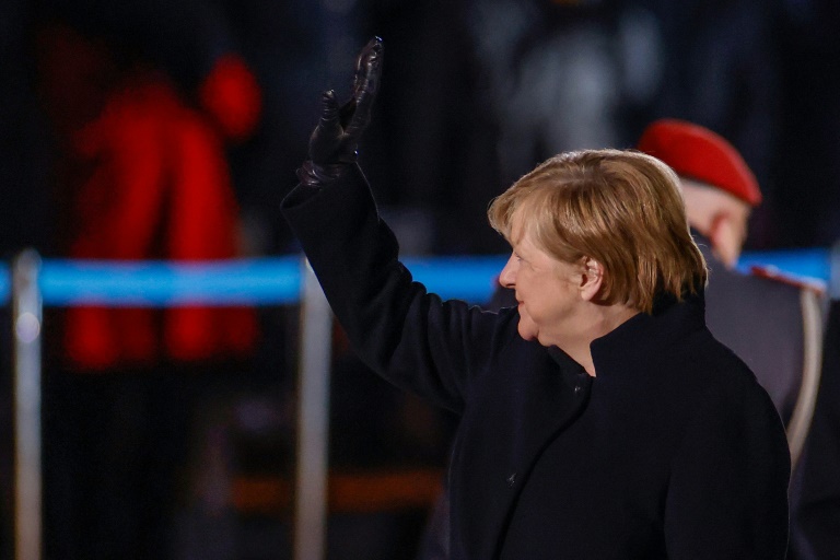 Após saída de Merkel, Europa busca desesperadamente um novo líder