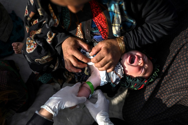 Fome se propaga no Afeganistão e deixa bebês à beira da morte