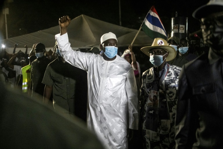 Presidente em fim de mandato, Adama Barrow, lidera os resultados das eleições na Gâmbia