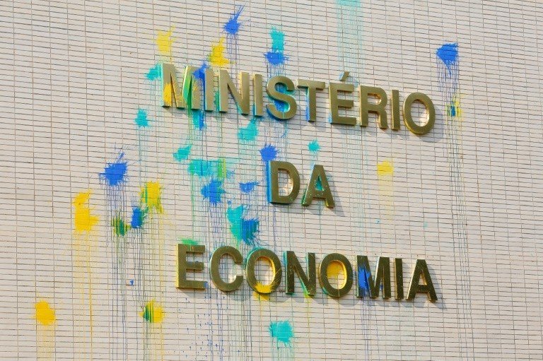 Economia brasileira entra em recessão Economia brasileira entra em recessão