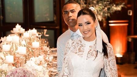 Noiva de Douglas Costa sai do Instagram após festa de casamento ser adiada