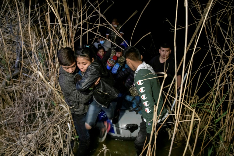 Mais de dois milhões de migrantes foram presos na fronteira sul dos EUA em 2021