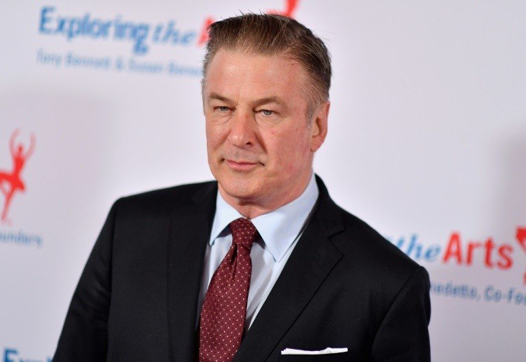 Alec Baldwin entrega seu celular à polícia no caso de tiro mortal em set Alec Baldwin entrega seu celular à polícia no caso de tiro mortal em set