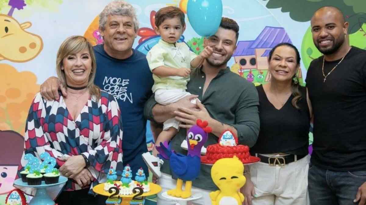 Mãe de Marília Mendonça posta foto de festa com Murilo Huff e o neto