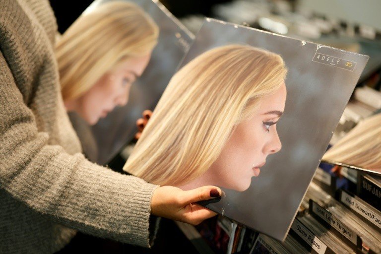 Adele chora ao anunciar cancelamento de shows em Las Vegas Adele chora ao anunciar cancelamento de shows em Las Vegas