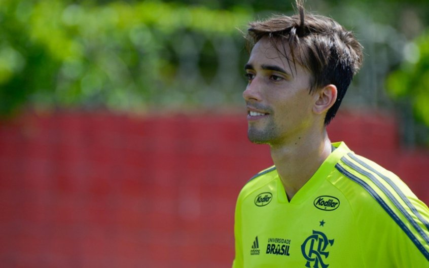 Após 12 anos de Flamengo, goleiro César defenderá clube de Portugal Após 12 anos de Flamengo, goleiro César defenderá clube de Portugal