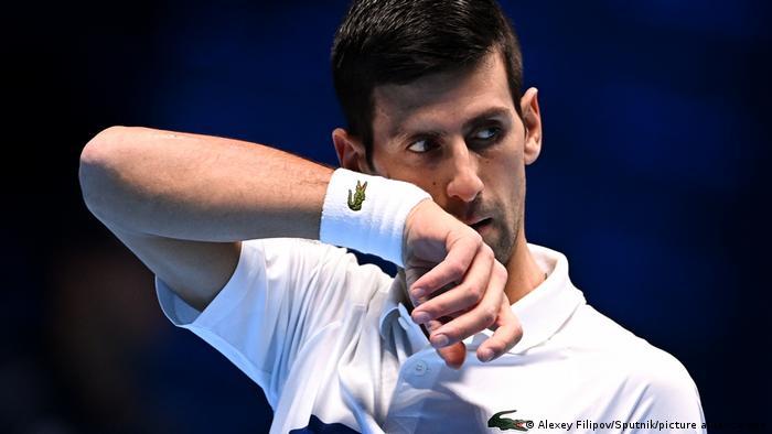 Djokovic aguarda decisão sobre permanência na Austrália detido em hotel