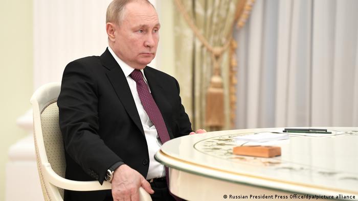 Londres diz que Putin quer trocar governo da Ucrânia, Moscou nega
