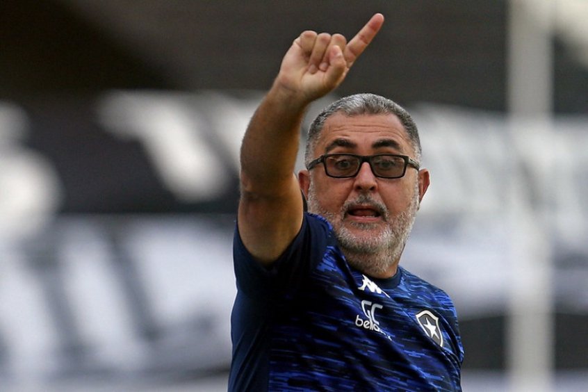 Treinador do time feminino do Botafogo elogia diretoria: ‘A estrutura melhorou’