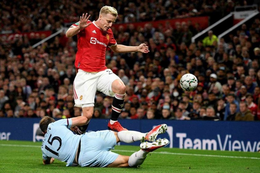 Dois clubes da Premier League disputam chegada de Van de Beek Dois clubes da Premier League disputam chegada de Van de Beek