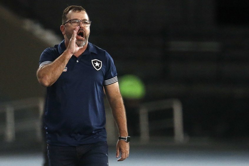 Enderson Moreira analisa estreia do Botafogo na temporada: ‘Tem muita coisa pra ajustar’