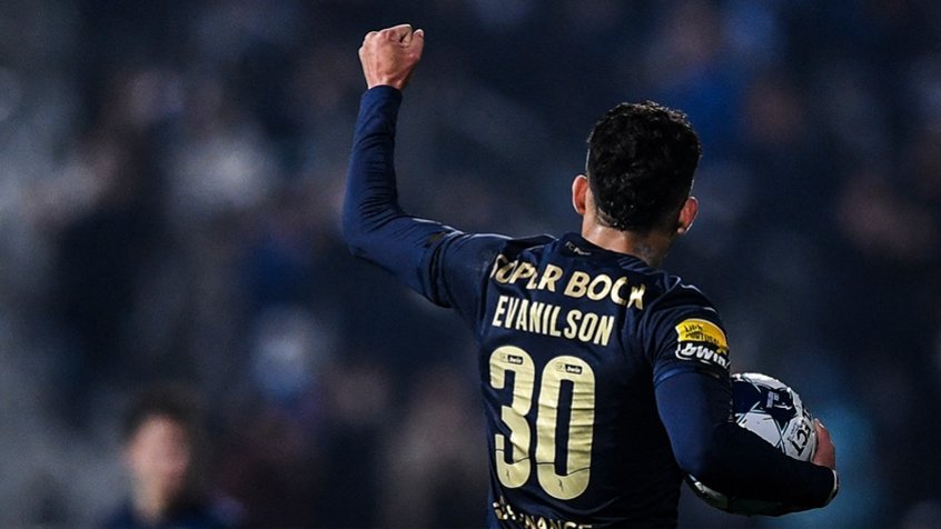 Evanílson comemora primeiro hat-trick e ótima fase no Porto Evanílson comemora primeiro hat-trick e ótima fase no Porto