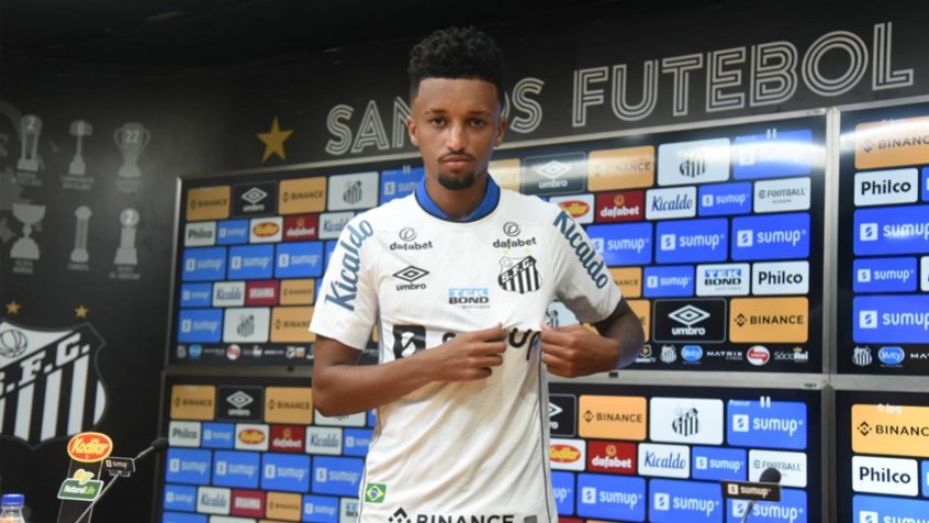 Bruno Oliveira é apresentado pelo Santos e comemora estar no clube do coração